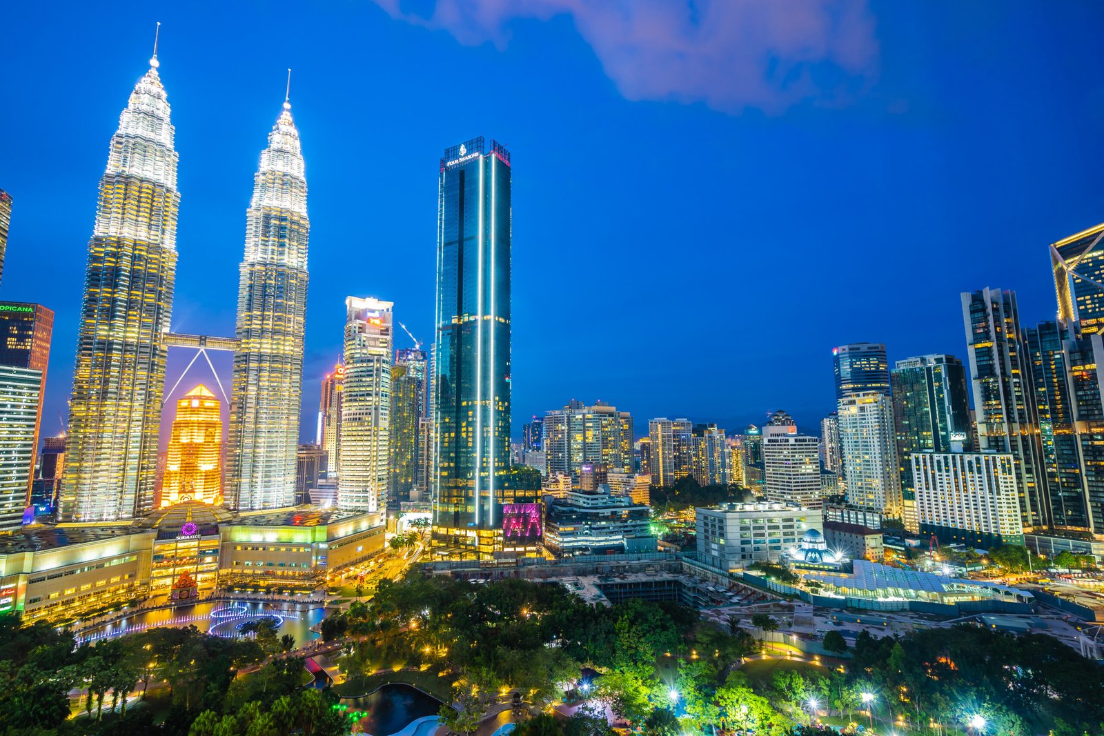 Beautiful architecture building exterior city in kuala lumpur skyline at night